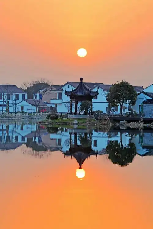 水乡印象黄土塘夕阳暮色里清澈似镜的水面倒映着美丽的乡村