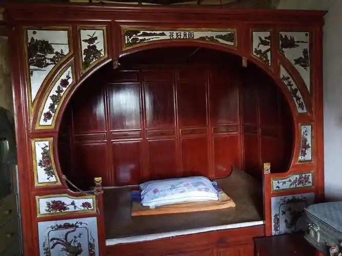 古董,唐床.一整块木板就做成一扇屏风.
