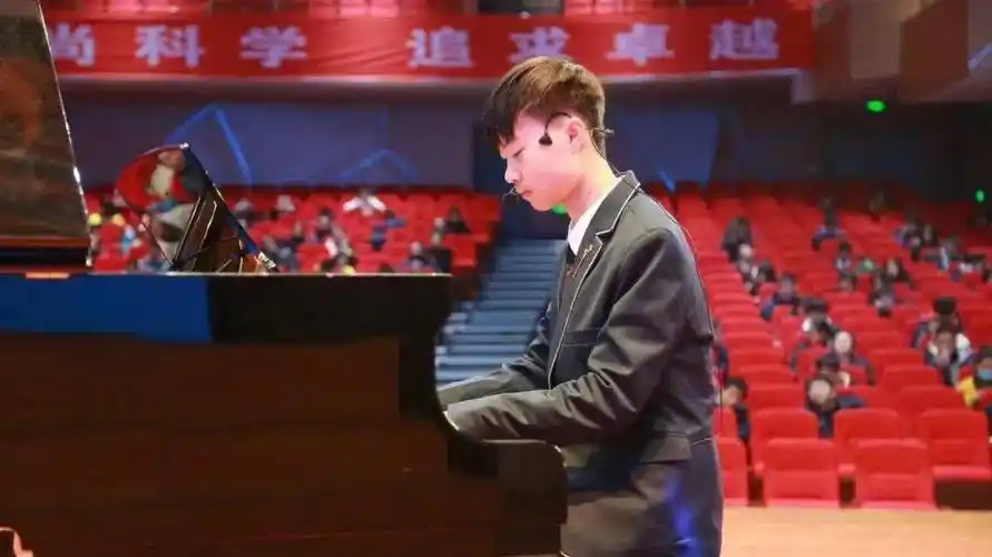 2020年1月全国新冠肺炎疫情爆发,王奕程每天都关注着新闻里抗击疫情的