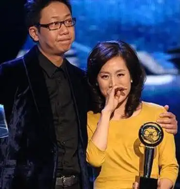 当两人婚姻曝光的时候,网传林海是出轨何捷,而何捷也因此背负多年"