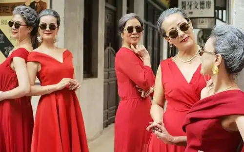 完美诠释了只要身材气质好,没有什么服装是奶奶们驾驭