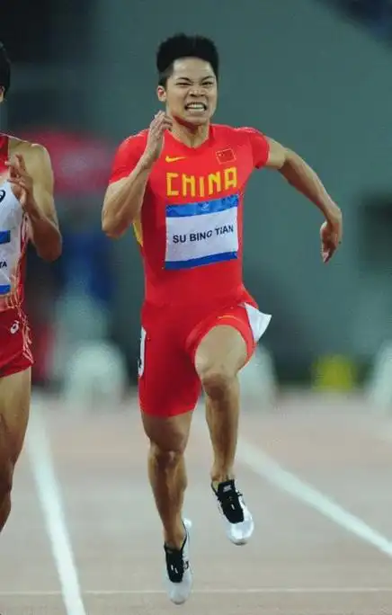 图文:男子百米飞人大战上演 苏炳添全力冲刺