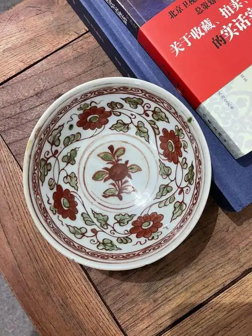 明成弘红绿彩花卉纹碗