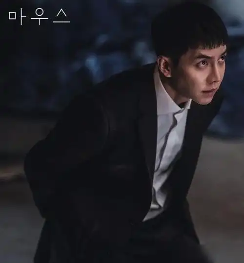 猜谁是凶手?韩剧《mouse》公开全新海报,李昇基惊人角色引热议