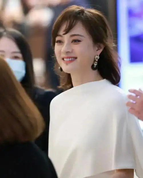 然而,当最红的女明星孙俪出场时,简直如同一枚燃放的焰