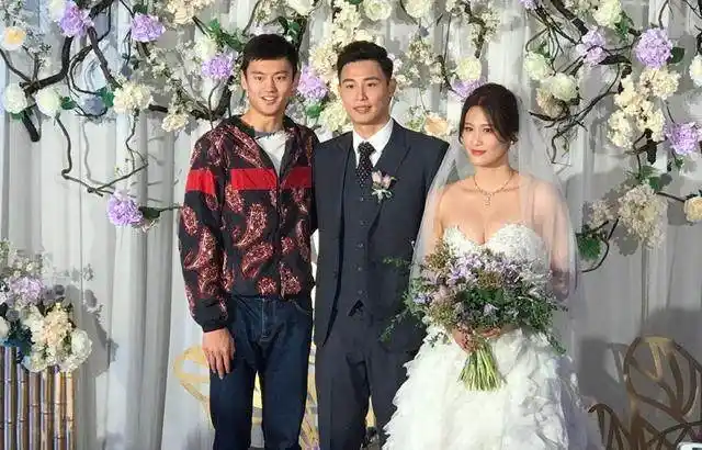 施扬陆滢大婚游泳队集结!叶诗文伴娘与女神同框 独缺孙杨傅园慧