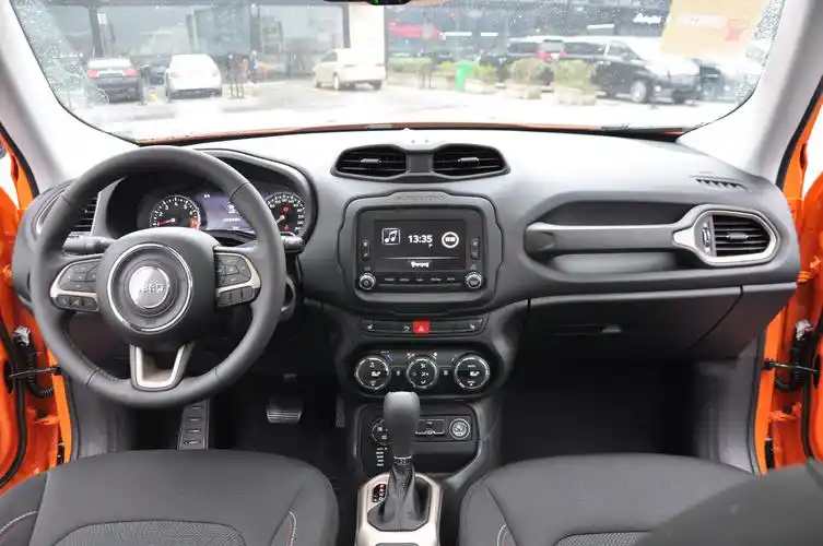 致敬情怀 实拍jeep自由侠75周年致敬版