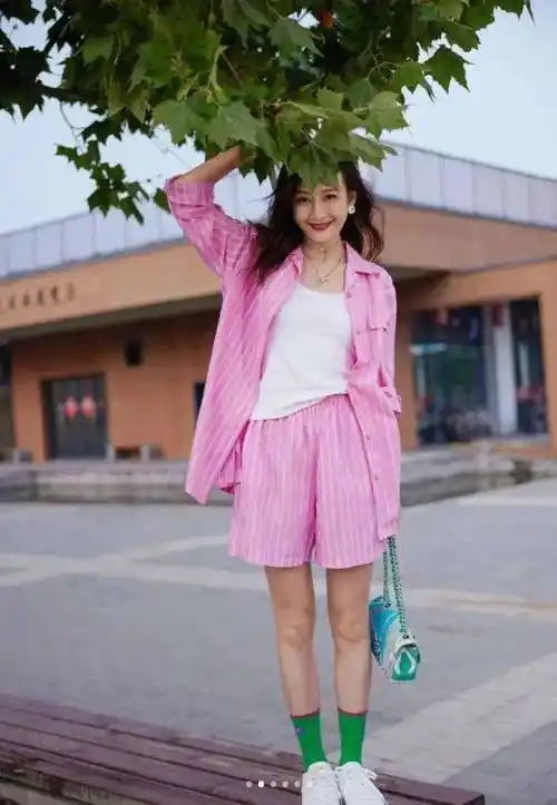 王鸥当妈后换了风格,穿条纹衬衫 短裤 小白鞋,41岁美出新高度