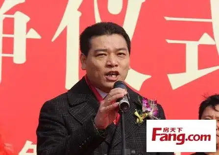 刚泰集团董事长,总裁徐建刚宣布艺泰一品花园正式开工(来源搜房网)