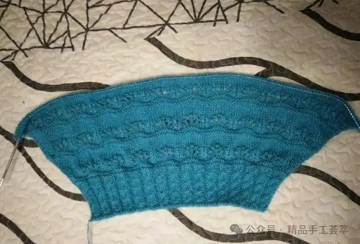 简约时尚的两片式蝙蝠衫款式和织法教程_麻花_原版_领子