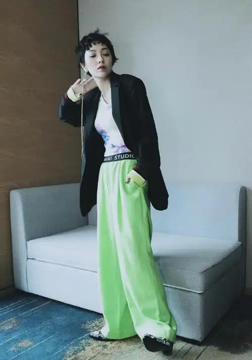 总是以凌乱短发发型出场的郭采洁,每次都给人一种古灵精怪的印象.