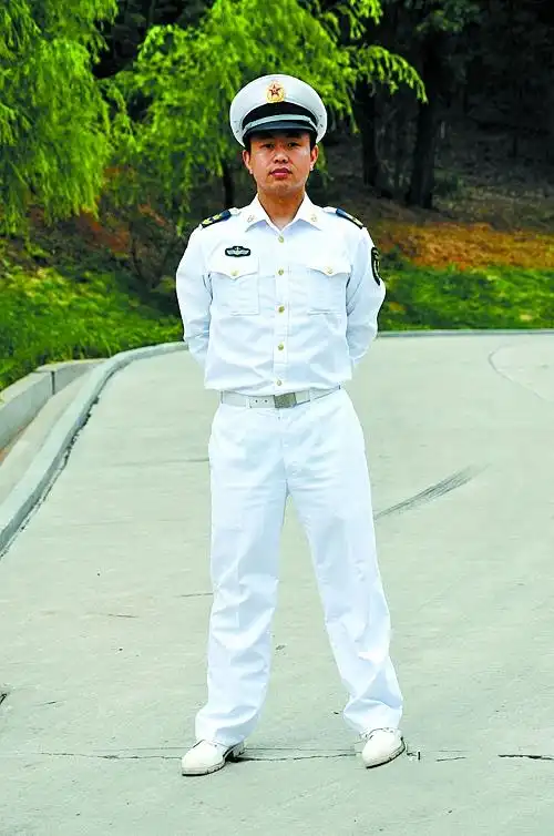 黑飘带蓝披肩水兵服身上穿