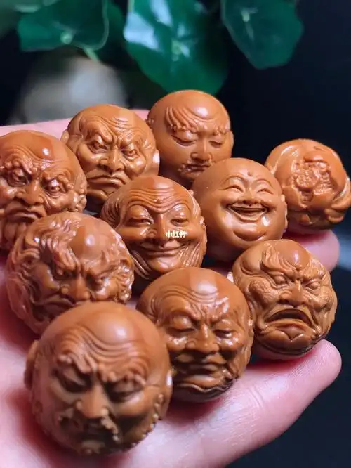橄榄核雕《水晶核双面十八罗汉》