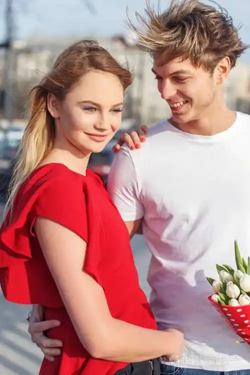 幸福的小两口第一次春天的约会