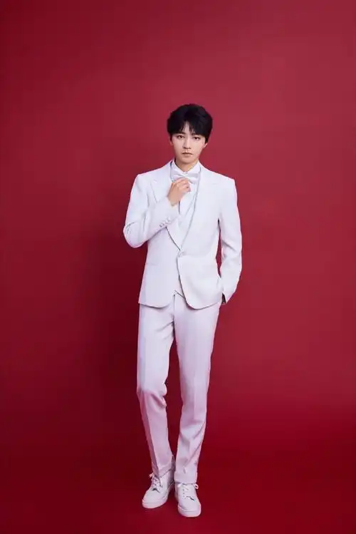 王俊凯白西服套装# 王俊凯百花迎春造型图 帅气的白马王子闪现眼前了