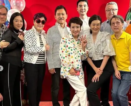 江耀城庆祝75岁生日,狄波拉邀请圈内好友参加,网友直言很年轻!