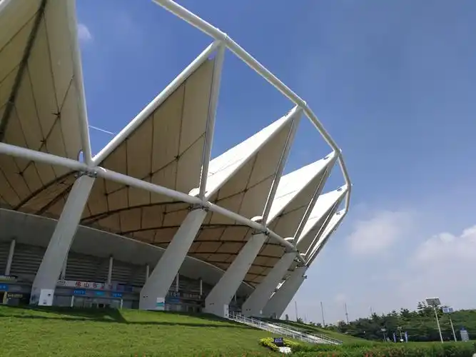 世纪莲体育中心像一朵绽放的莲花,座落在佛山顺德乐从的佛山新城,是