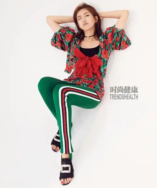 江疏影曝最新封面大片时尚健康笑靥如花