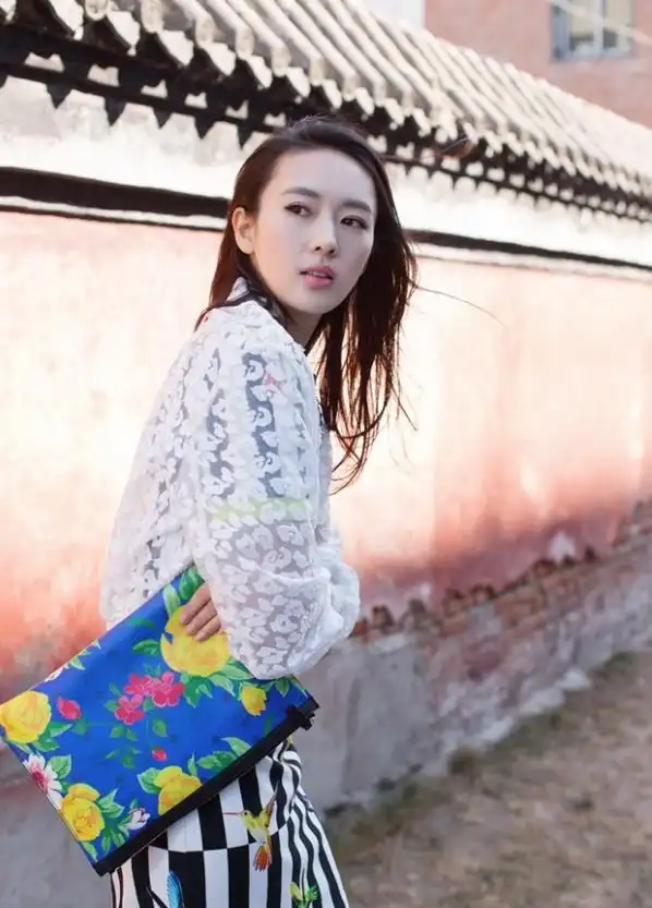 2013年,王冉和童瑶在街头喝咖啡时的照片,被人上传到网络上.