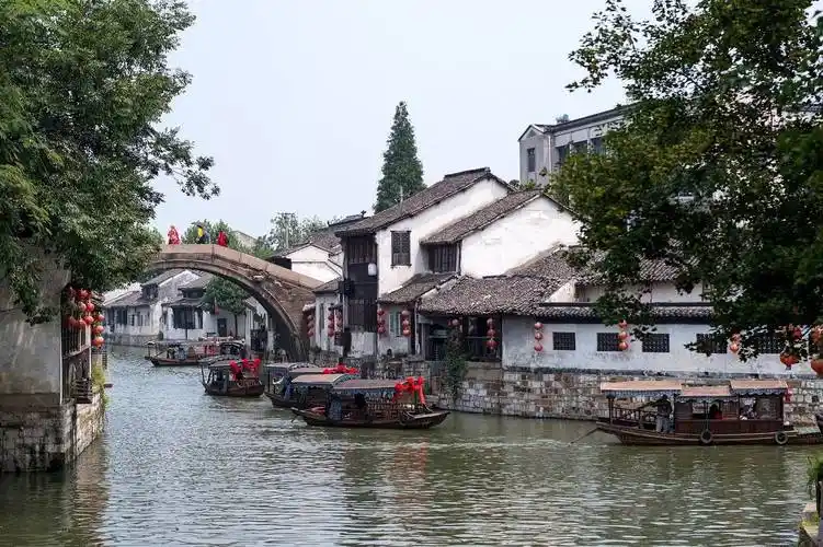 我对江南古镇的印象也是这样的.比如浙江湖州的南浔镇就是这样.