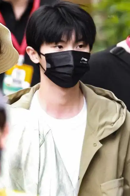 马嘉祺今日份我的岛录制路透,顺毛乖乖模样发型连帽外套穿搭,完美理想