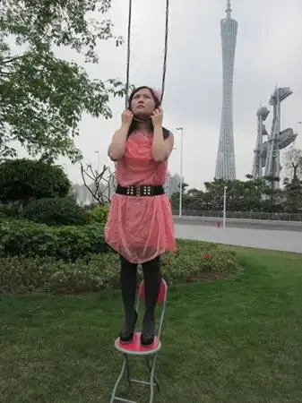 妙龄女闹市表演"上吊"