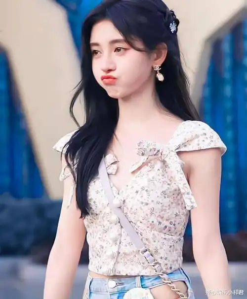 为什么圈里的女明星都在做这个嘟嘟嘴的动作?