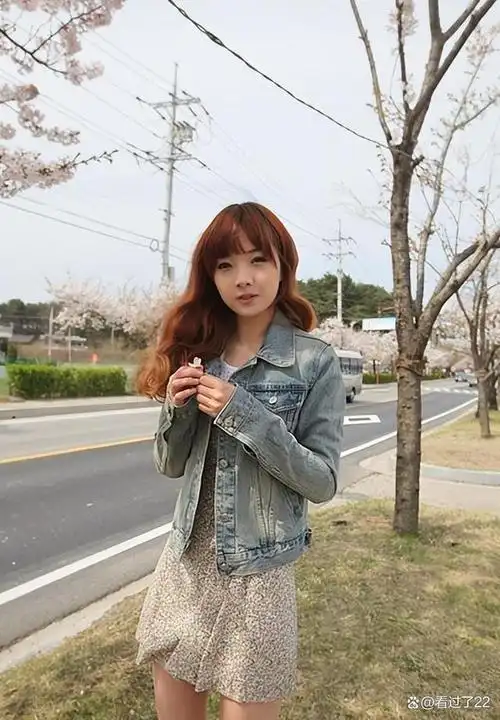 但保养甚好的她,只像是放大版的恩典,丝毫看不出岁月在她脸上留下什么