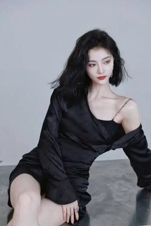 许佳琪黑裙造型酷飒风写真释出 ,短发红唇时尚魅惑
