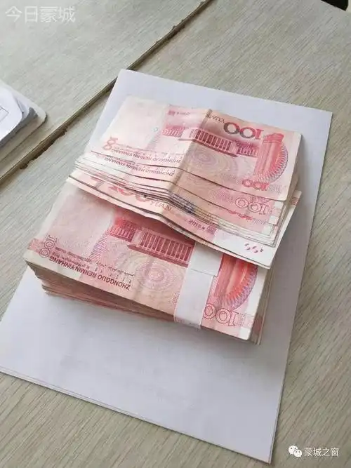 蒙城一老师在公交车上捡一个包内含现金一万多元