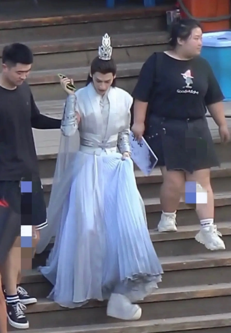 罗云熙有多难?踩20cm高跟鞋跟陈飞宇拍戏,脱鞋后身高差亮了