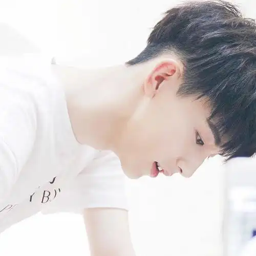 干净舒服的学长气质男生头像 珍惜每一个和你在一起时不玩手机的人