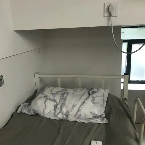 宿舍的床上有个梁咋办