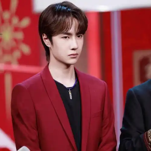 王一博年会套装西服红色台大舞台演出主持人男团西服套装