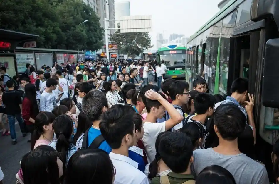 武汉公交车站现千人等车 站满半条马路