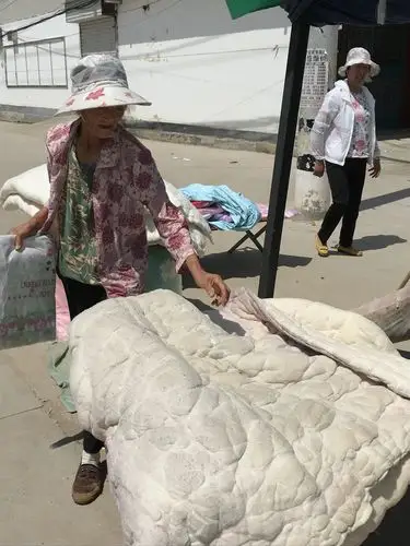 瞧!大热的天,村里来了弹棉被的