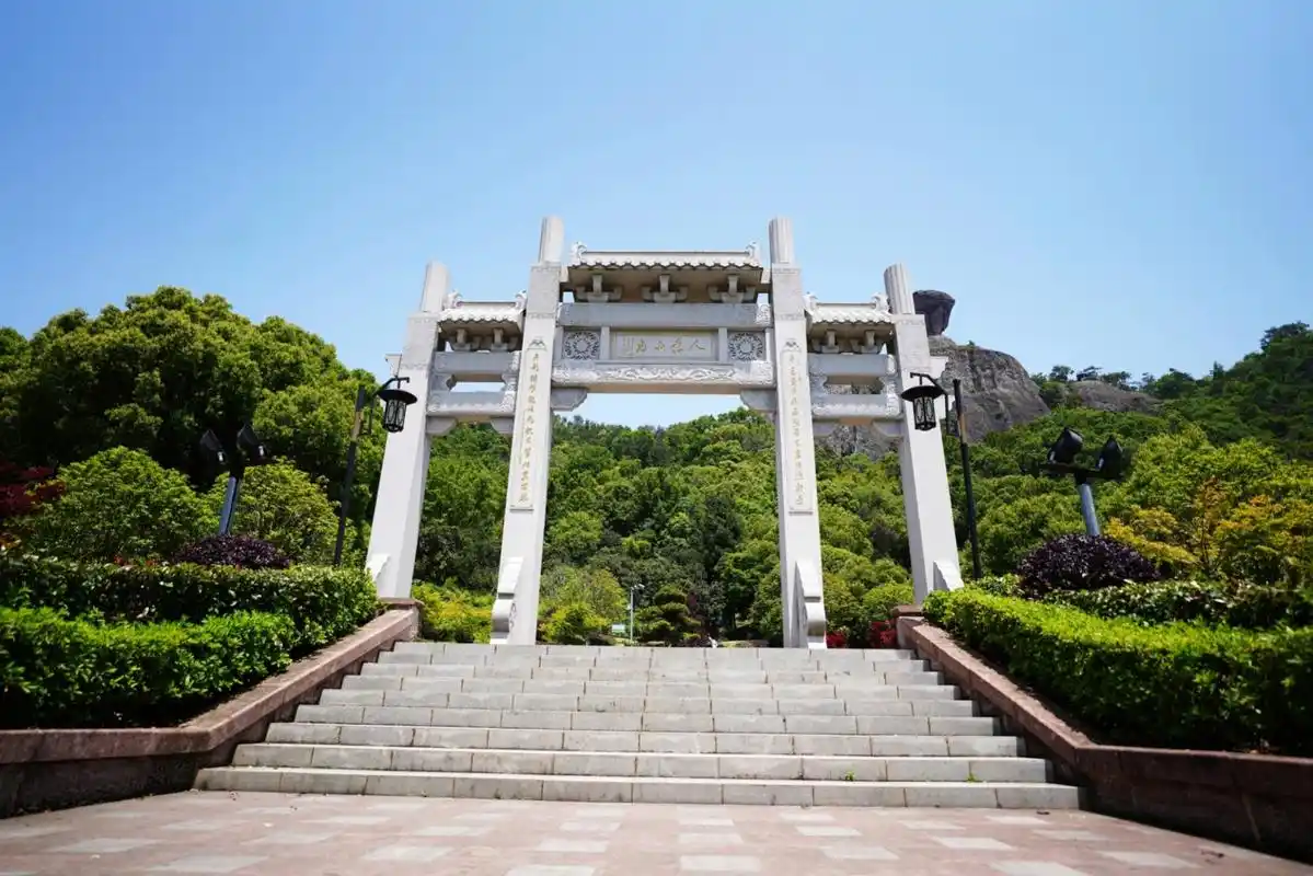 温岭地标石夫人 石夫人被称为石夫人峰,在浙江省温岭市区的五龙山山巅