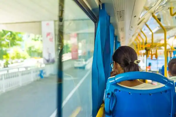 马尾辫女孩画画背影