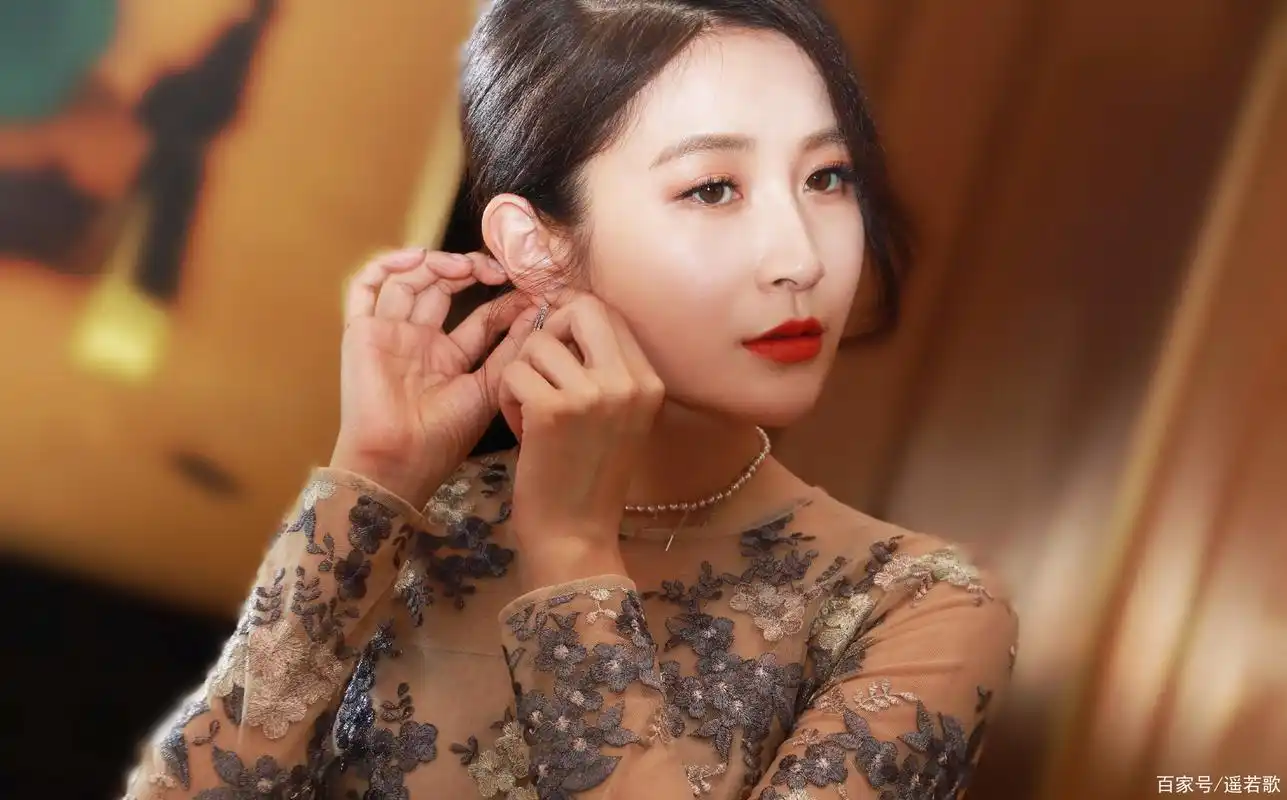 主持人汪聪拥有高颜值,大长腿,气质明艳优雅