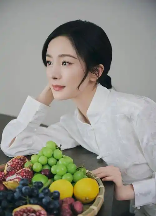 邂逅杨幂 纯白之恋 恬静之美 眼神清澈明亮 笑容甜美纯真 绽放质朴之