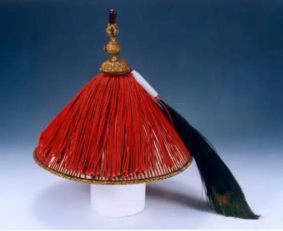 朝冠的图不多,一个衍圣公夏朝冠:文武九品顶为阳文镂花金.