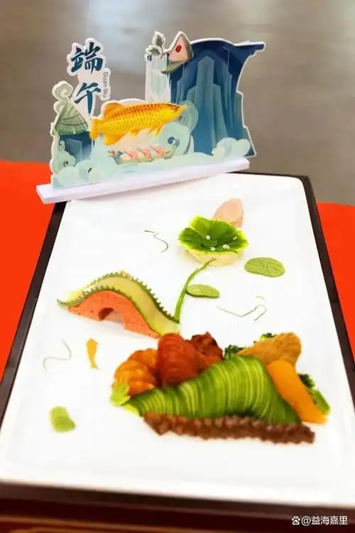 由国家高级烹调技师,淮扬菜烹饪名师郭长健制作的冷拼菜"江南初夏",以