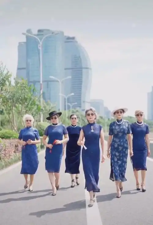 "时尚奶奶团"火到国外,穿旗袍气质堪比超模,真给中国奶奶长脸