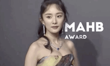 每年冬天只有杨幂敢穿裙子别人越穿越多她偏偏越穿越少