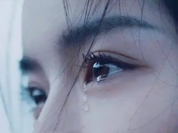 小时候哭了可以找妈,委屈了可以回家,长大后哭了不敢喊妈,委屈 - 抖音