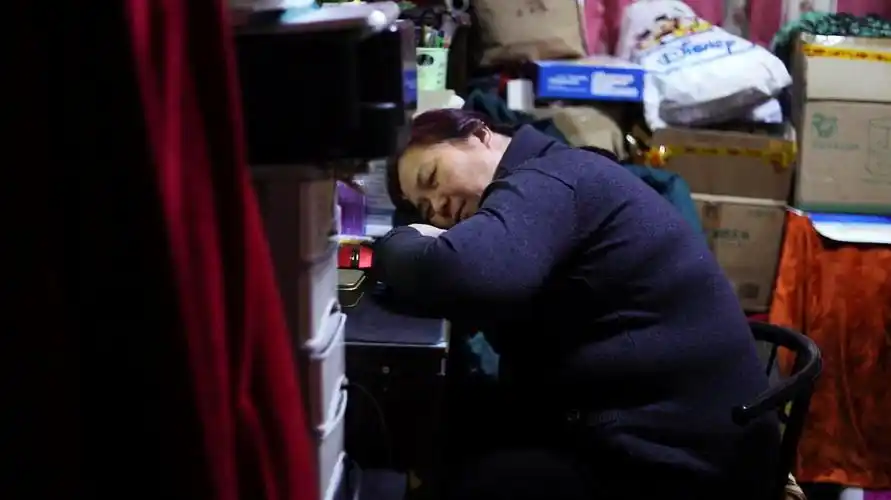 明知丈夫已经离世100天,妻子每天熬夜到2点等他回家,只为一句话