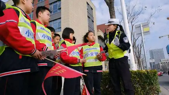 浦东新区少年交警队亮相小手拉大手共护平安路