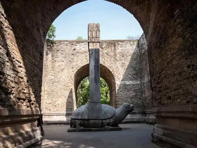 四方城,供着大明孝陵神功圣德碑,是明清陵同类型建筑体量最大的一个