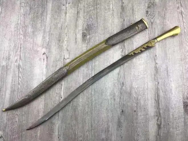 大马士革刀通常为弯刀,其最大的特点是刀身布满各种花纹,如行云似流水