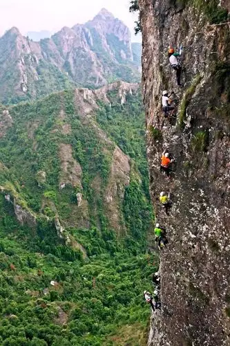 --滑动查看更多照片-->雁荡山飞拉达位于龙西乡沓屏峰,它以险,美,高